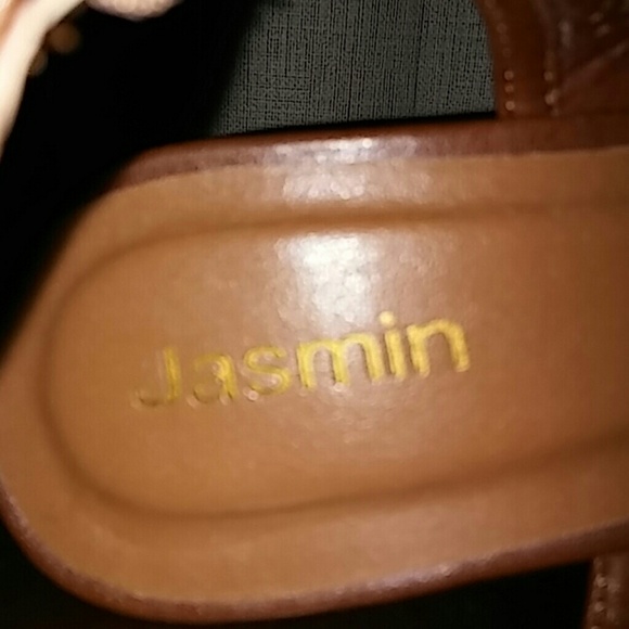 Cutout design wedges - Picture 4 of 5